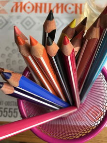 国外品牌彩铅笔，色彩世界的细致描绘